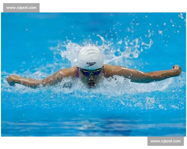 激烈比拼水花飞溅的全国游泳比赛精彩瞬间展示